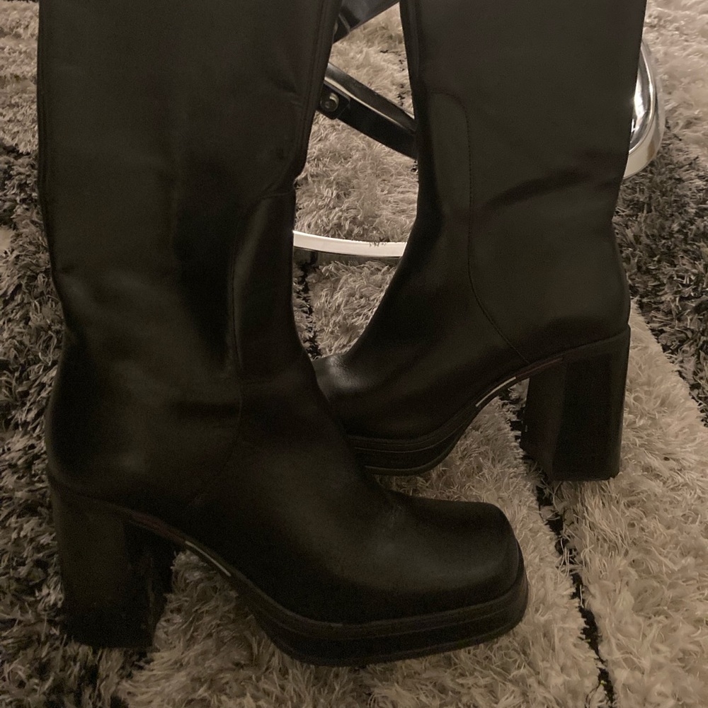 Black leather boots size 8